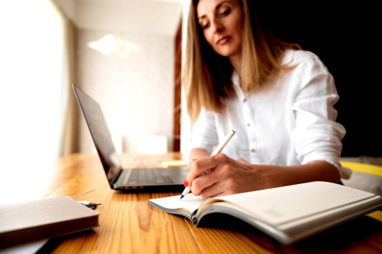 Persona planificando sus metas financieras con documentos y calculadora